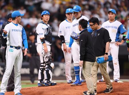 　３回、加藤コーチ（左）に促され、マウンドを降りる古林（中央右）＝撮影・中島達哉