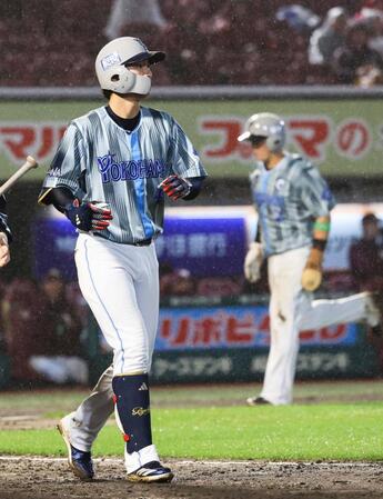 　５回、度会が２者連続の押し出し四球を選ぶ。奥は三走牧