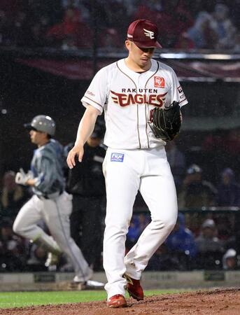 　６回、佐野（奥）に２ランを浴びた今野