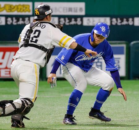 　７回、村松の右越え打で二走高橋周が三本間に挟まれタッチアウト。捕手海野