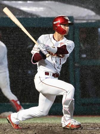 　４回、宗山が右前に同点打を放つ