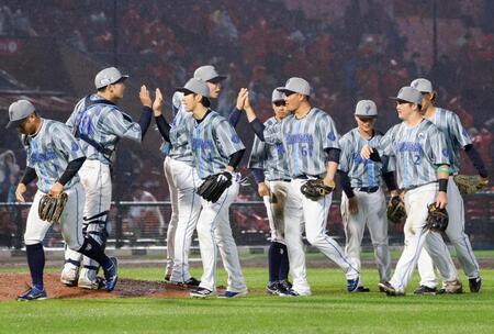 　楽天に勝利し、タッチを交わすＤｅＮＡナイン