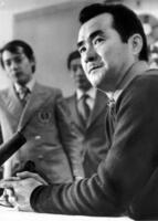 阪神・江川卓－巨人・小林繁トレードに関して初の公式会見で「小林投手の放出は仕方ない、割り切っている」と語る巨人・長嶋茂雄監督＝１９７９年