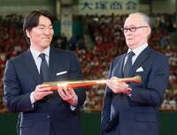 　２０１３年５月、国民栄誉賞の授与式で金色のバットを贈呈された長嶋茂雄さん（右）と、手を添える松井秀喜さん
