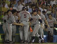 生還した清原和博を迎える長嶋茂雄監督＝２０００年