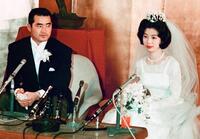 　１９６５年１月、結婚式を終え記者会見する長嶋茂雄さんと亜希子さん