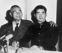 　１９５７年12月、巨人と正式契約を交わした長嶋茂雄さん。左は品川主計球団社長