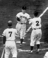 　１９５８年４月、大洋戦でプロ初本塁打を放ち、ホームインする長嶋茂雄さん