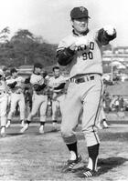 　１９７５年１月、背番号90を付け体を動かす長嶋茂雄監督