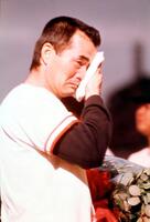 １９７４年10月、引退セレモニーで涙を拭う長嶋茂雄さん