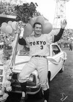 　１９６９年11月、３度目の日本シリーズＭＶＰに選ばれ、贈られた車に腰掛ける長嶋茂雄さん