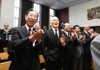 　スタンディングオベーションで故ウォーリー与那嶺さんを送る（左から）星野仙一さん、長嶋茂雄さん、王貞治さんら＝２０１１年