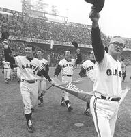 　１９７３年11月、巨人が日本シリーズで９連覇を達成し、ファンの声援に応えて場内を一周する長嶋茂雄さん（左）ら。右は川上哲治監督