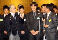 　燦々会総会で上原（中央）に今季の目標を聞く長嶋茂雄終身名誉監督（左）＝２００８年