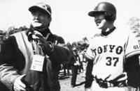 長嶋茂雄さん（左）は、フリーバッティングのルーキー元木大介（右）を絶賛。アドバイスを送る＝１９９１年
