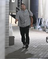 　球場入りする阿部監督（撮影・開出牧）