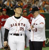 　２０１３年５月、国民栄誉賞授与式後に行われた始球式を終え、言葉を交わす長嶋茂雄さん（右）と松井秀喜さん