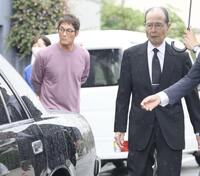 　弔問を終えた王貞治氏（右）を見送る（左から）長島三奈さん、長嶋一茂氏