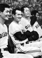 　「ファイナルドリーム・フエスティバル-さよなら後楽園球場」でユニホームはいいね、と演出もかねての長嶋さん。プロ軍対たけし軍でベンチに座る。左から中畑清氏、長嶋茂雄さん、張本勲氏、江夏豊氏＝１９８７年１１月３日