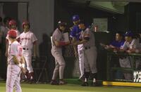 　オールスターでソロを放った阪神・新庄剛志は巨人・長嶋茂雄監督に迎えられる＝２０００年