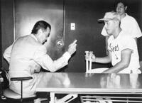 　試合前のベンチ裏で西武・清原和博（右）にバッティングの話をする長嶋茂雄氏＝１９９０年７月１０日