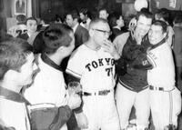 　史上初の６連覇を祝って喜び合う、右から巨人・黒江透修、長嶋茂雄さん、川上哲治監督、王貞治、高田繁＝１９７０年１１月２日
