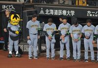 　黙とうをささげる藤川監督（左から２人目）ら阪神ナイン（撮影・西岡正）