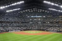 　黙とうをささげる日本ハムと阪神ナイン（撮影・西岡正）