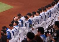 　長嶋茂雄さんに黙とうを捧げる新庄監督（左から２人目）ら日本ハムナイン（撮影・中島達哉）