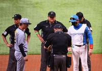 　メンバー表を交換する新庄監督（右から２人目）と藤川監督（左から２人目）＝撮影・中島達哉