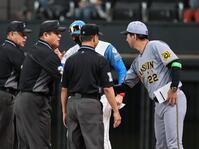 　お互い握手せずメンバー表の確認をする新庄監督と藤川監督（撮影・田中太一）