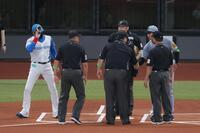 　メンバー表交換を行った新庄監督（左）と藤川監督（撮影・西岡正）