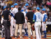 　３回、マウンドに集まる古林（中央）ら日本ハムナイン（撮影・中島達哉）