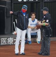 　３回、投手交代を告げる新庄監督（撮影・西岡正）