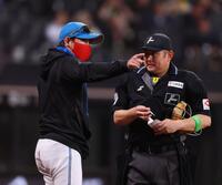 　３回、古林の交代を告げる新庄監督（左）＝撮影・中島達哉