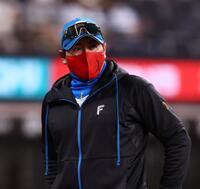 　３回、古林の交代を告げた新庄監督（撮影・中島達哉）