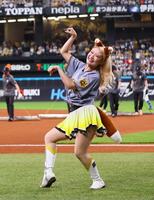 　ファイターズガールときつねダンスを踊るタイガースガールズ（撮影・中島達哉）