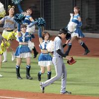 　５回、ピンチをしのぎ、ベンチへ戻る才木（撮影・西岡正）