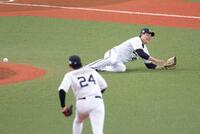 　５回、野間の打球を捕れず、倒れ込む九里（撮影・坂部計介）