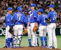 　３回、追加点を許しピンチが続く涌井（中央）のもとに集まる中日ナイン