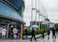 　長嶋茂雄さんを悼んで掲げられた半旗＝京セラドーム