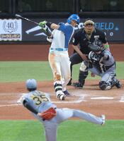 　８回、空振り三振に倒れる清宮幸（撮影・西岡正）