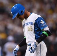 　９回、三飛に倒れた万波（撮影・中島達哉）