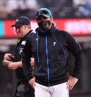 　７回、選手交代を告げる新庄監督（撮影・中島達哉）