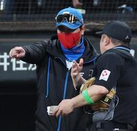 　３回、投手交代を告げる新庄監督（撮影・田中太一）