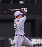 　４回、左前打を放つ大山（撮影・中島達哉）