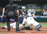 　３回、武岡の中前打で二走・古賀が本塁アウトとなる（撮影・園田高夫）