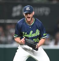 　４回、併殺でピンチを切り抜け雄たけびを挙げるランバート（撮影・園田高夫）