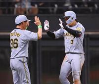 　６回、先制ソロを放ち、迎えられる大山（右）＝撮影・中島達哉