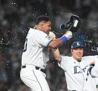 　１１回、サヨナラ打を放ちナインに水をかけられるセデーニョ（撮影・園田高夫）